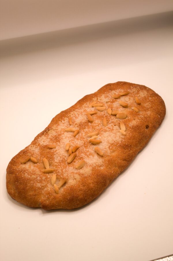 Coca brioix amb pinyons