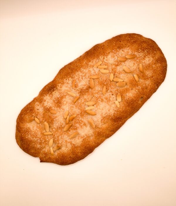Coca brioix amb pinyons