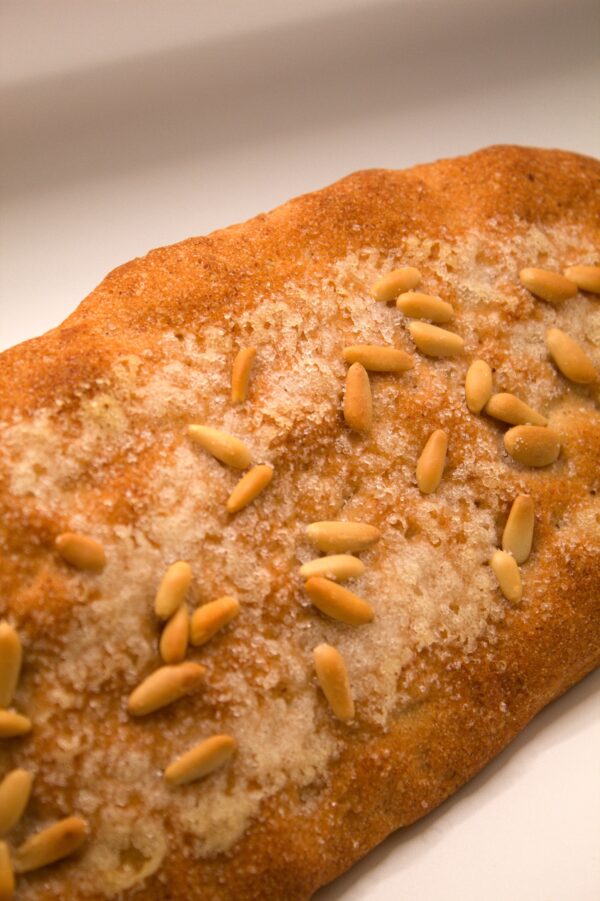 Coca brioix amb pinyons
